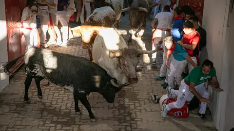 Quinto encierro de San Fermín con toros de Cebada Gago en el callejón. MAITE H.MATEO-26