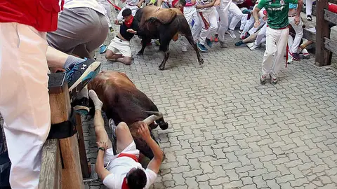 Quinto encierro de los Sanfermines de 2022 con toros de Cebada Gago en el tramo del callejón de bajada a la plaza. JAVIER MUTILVA