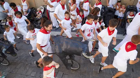 Encierro Txiki en la Cuesta de Santo Domingo de Pamplona durante las fiestas de San Fermín 2022. IÑIGO ALZUGARAY