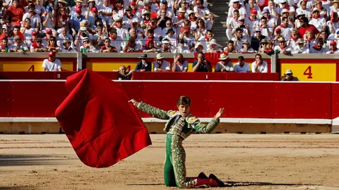 El diestro Juan Leal durante la lidia a su primer toro de la tarde en la sexta de abono de la Feria del Toro de los Sanfermines 2022 con toros de la ganadería gaditana de Cebada Gago. REUTERS/Juan Medina