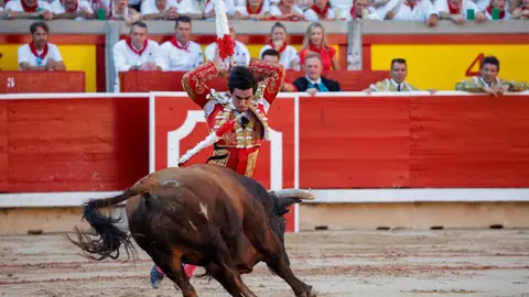 El diestro Jesús Enrique Colombo durante la lidia del tercer toro de la tarde en la sexta de abono de la Feria del Toro de los Sanfermines 2022 con toros de la ganadería gaditana de Cebada Gago. REUTERS / Juan Medina