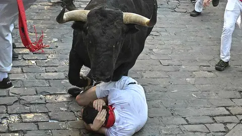 Los toros de la ganadería pacense de Jandilla a su paso por el tramo de Telefónica durante el sexto encierro de los Sanfermines, que ha resultado una carrera rápida y emocionante, con momentos de tensión al arremeter los bravos contra varios mozos a lo largo del recorrido, en el que también ha habido caídas tanto de animales como de corredores en sus 2 minutos y 20 segundos de duración. EFE/Daniel Fernández