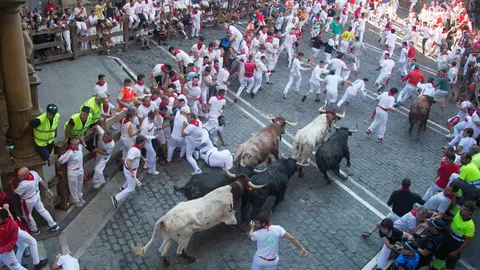 Sexto encierro de San Fermín 2022 con los toros la ganadería Jandilla en su paso por la Plaza Consistorial. ALEJANDRO VELASCO