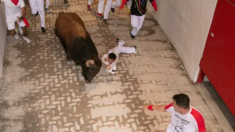 Sexto encierro de San Fermín con toros de Jandilla en el callejón . MAITE H.MATEO-1
