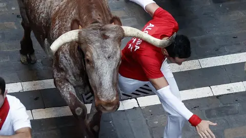 Séptimo encierro de San Fermín 2022 con toros de Victoriano del Río a su paso por la calle Estafeta. EFE Jesús Diges 11