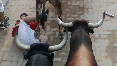 Último encierro de San Fermín 2022 con toros de la ganadería de Miura en la entrada a la plaza de toros. EFE Villar López