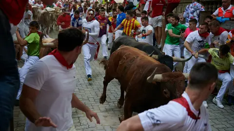 Octavo encierro con toros de Miura en San Fermín 2022 en el callejón. IRANZU LARRASOAÑA