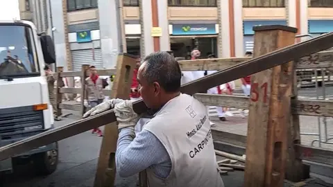 Retirada del vallado: los trabajadores de la carpintería Hermanos Aldaz de Puente la Reina comienzan a retirar el vallado del encierro. JIDQ