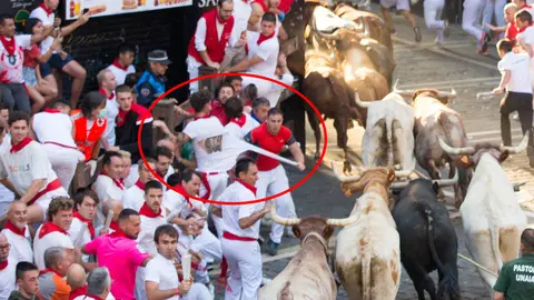 Mozo arranca la camiseta a otro corredor por el susto producido por el paso de los Miuras. ALEJANDRO VELASCO