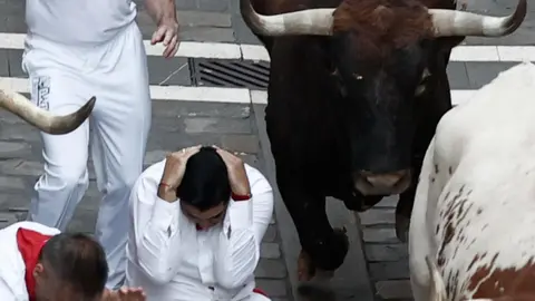 Último encierro de San Fermín 2022 con toros de la ganadería de Miura en la calle Estafeta. EFE Jesús Diges 04