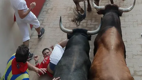 Último encierro de San Fermín 2022 con toros de la ganadería de Miura en la entrada a la plaza de toros. EFE Villar López 05