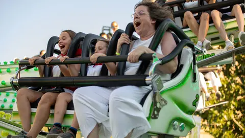 Pequeños y mayores disfrutan de las atracciones en el recinto ferial del  Parque de la Runa en Pamplona. MAITE H. MATEO