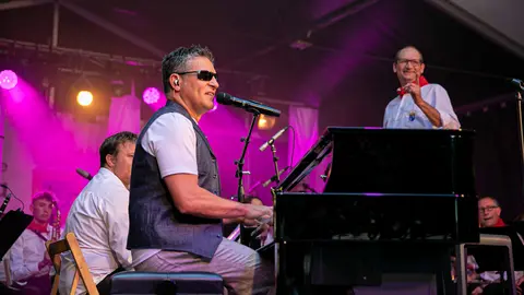 Serafín Zubiri, Mikel Herzog y la banda de Artajona hacen bailar y cantar a cientos de personas con música de los años 70 en el paseo de Sarasate, en el penúltimo día de las fiestas de San Fermín. MAITE H. MATEO