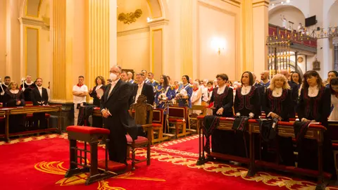 El alcalde de Pamplona, Enrique Maya, sale del edificio del Ayuntamiento junto con el resto de la corporación municipal hacia la iglesia de San Lorenzo en la Octava de San Fermín 2022 en el último día de fiestas.  ALEJANDRO VELASCO