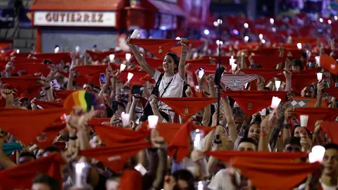 Pamplona ha despedido esta medianoche, en el mismo lugar en el que empezaron, los Sanfermines más esperados por sus vecinos después de que la pandemia impidiera celebrarlos en 2020 y 2021. Distintos puntos del Casco Viejo han acogido a miles de personas para disfrutar de los últimos minutos del programa oficial de estas fiestas antes de desanudar los pañuelos rojos del cuello y entonar el "Pobre de mí" mientras ondeaban sobre las cabezas la telas rojas y velas encendidas. Una abarrotada plaza del Ayuntamiento y otros espacios próximos, como la plaza del Castillo, han servido de escenarios para poner el punto final a los Sanfermines de 2022, nueve días ininterrumpidos de fiesta que al mediodía del 6 de julio desató el chupinazo lanzado por el exfutbolista Juan Carlos Unzué.     EFE/ Rodrigo Jimenez