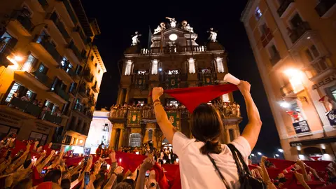 Pamplona se despide de San Fermín 2022 entonando el "Pobre de mí" desde la Plaza Consistorial. ALEJANDRO VELASCO