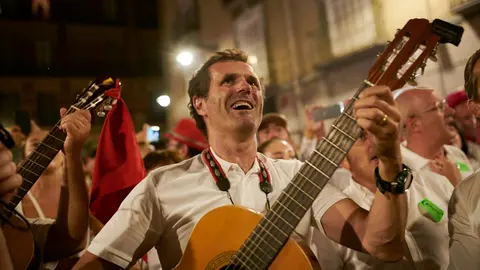 Pobre de mí de San Fermín 2022 en la Plaza del Concejo con la Cofradía de San Saturnino. PABLO LASAOSA