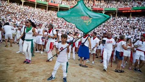 Despedida de las peñas en la Plaza de Toros de Pamplona después de la última corrida de la Feria del Toro de San Fermín 2022. IÑIGO ALZUGARAY