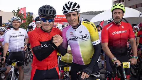 El exciclista Miguel Induráin (2d) y el triatleta profesional y cinco veces campeón mundial, Javier Gómez Noya (i), momentos antes del tradicional corte de cinta antes de dar comienzo la prueba cicloturista "La Induráin", con salida y llegada en Villava, que se celebra este sábado con tres recorridos y los maillot del Giro y el Tour al coincidir con el 30 aniversario del primer doblete de Miguel Induráin. EFE/Villar López