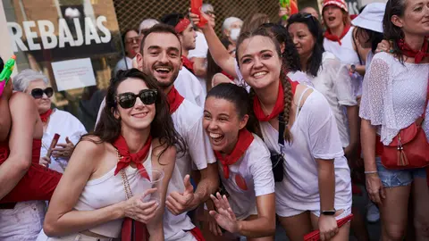 Cientos de personas celebran el cohete de Tudela por las fiestas de Santa Ana 2022. PABLO LASAOSA