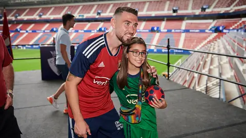Presentación de Moi Gómez como nuevo jugador de Osasuna en el estadio El Sadar ante la afición. PABLO LASAOSA