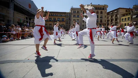 La asociación de ExDanzaris de Estella Francisco Beruete interpreta el Baile de la Era en la plaza de los Fueros tras el chupinazo de inicio de las fiestas de 2022, este año en homenaje a la Ikastola Lizarra. IÑIGO ALZUGARAY