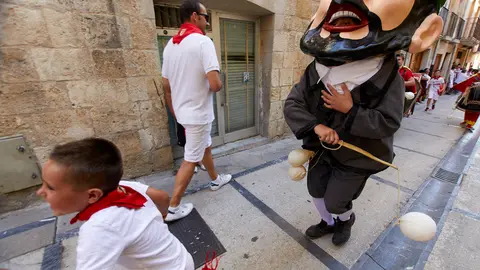 Salida de la Comparsa de Gigantes y Cabezudos en el primer día de las Fiestas de Estella 2022. IÑIGO ALZUGARAY