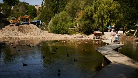 Obras de limpieza de la Pasarela del Arga de Pamplona. PABLO LASAOSA