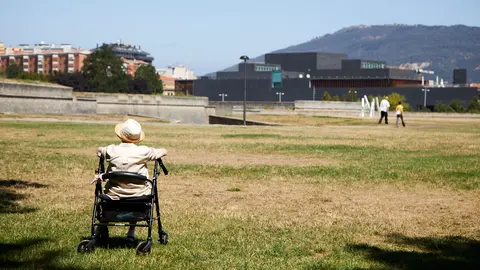 Estado de las zonas verdes de la Vuelta del Castillo y los fosos de la Ciudadela de Pamplona tras las Fiestas de San Fermín 2022. IÑIGO ALZUGARAY