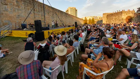 La compañía Hutsun+Ortzi presenta el espectáculo 'Urbasa', una combinación de música, circo, txalaparta y artes circenses, dentro del ciclo Cinco Puntas del Festival de las Murallas 2022 en la Ciudadela de Pamplona. IÑIGO ALZUGARAY
