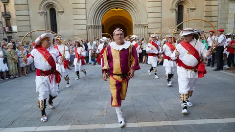Los Danzantes de San Lorenzo bailan en el día de la festividad de su patrón. IÑIGO ALZUGARAY