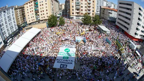 Lanzamiento del Chupinazo de inicio de las Fiestas de Burlada 2022, este año a cargo de dos de los mayores de la jubiloteca municipal de la localidad. IÑIGO ALZUGARAY