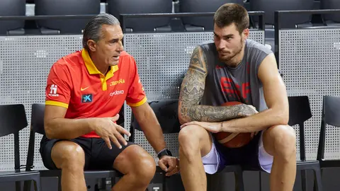 La presidenta de Navarra, María Chivite, asiste al entrenamiento de la Selección Española de Baloncesto, que juega el próximo miércoles en el Pabellón Navarra Arena de Pamplona. IÑIGO ALZUGARAY