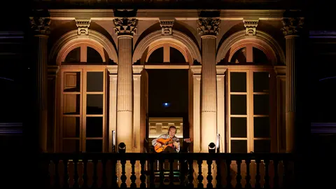 El jardín del Palacio de Navarra acoge un concierto del festival Flamenco On fire, protagonizado por el guitarrista Rafael Riqueni, que actúa desde el balcón central de la fachada del Antiguo Archivo General. PABLO LASAOSA