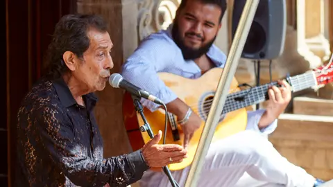 Actuación de Juan Villar y Nono Reyes en el ciclo Flamenco en los Balcones, del Festival Flamenco on Fire desde el balcón del Ayuntamiento de Pamplona. IÑIGO ALZUGARAY