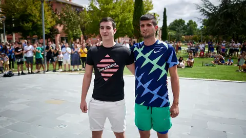 El Ayuntamiento de Zizur, encabezado por su alcalde, Jon Gondán, recibe a Asier Martínez y Josu Arzoz, deportistas zizurtarras que recientemente han sido Campeones de Europa. PABLO LASAOSA