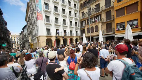Actuación de Jolis Muñoz y Carlos de Jacoba en el ciclo Flamenco en los Balcones del Festival Flamenco on Fire desde el balcón del Hotel La Perla en la Plaza del Castillo de Pamplona. IÑIGO ALZUGARAY
