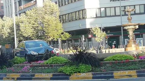 El coche se ha subido a la fuente de la rotonda de Merindades. CEDIDA