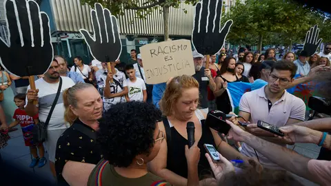 La Federación de Asociaciones Gitanas de Navarra Gaz Kalo y Sos Racismo Navarra participan en una concentración para denunciar un incidente de antigitanismo que vivió una familia en la Perfumería Primor+ en Pamplona. IÑIGO ALZUGARAY
