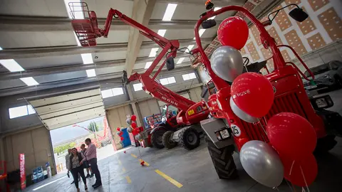 LoxamHune, empresa de alquiler de maquinaria europea, inaugura su nuevo centro en la Ciudad del Transporte. IÑIGO ALZUGARAY