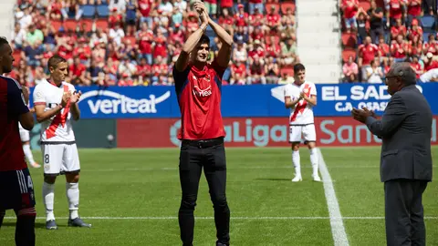 Asier Martínez, campeón europeo de 110 metros vallas, ha realizado el saque de honor en el partido de La Liga Santander entre Osasuna y Rayo Vallecano disputado en el estadio de El Sadar. IÑIGO ALZUGARAY