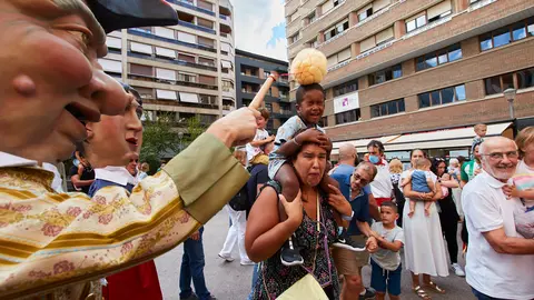 Salida de la Comparsa de Gigantes y Cabezudos por las calles de Pamplona con motivo de la celebración del día del Privilegio de la Unión de los tres burgos de la ciudad. IÑIGO ALZUGARAY
