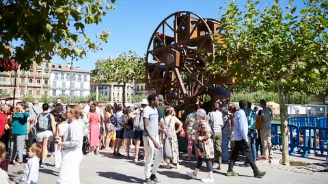 La Plaza del Castillo de Pamplona acoge este fin de semana el Mercado Medieval de los Tres Burgos, que vuelve con motivo de los actos de conmemoración del Privilegio de la Unión. PABLO LASAOSA