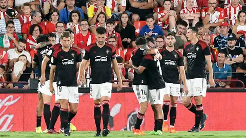 Los jugadores de Osasuna celebran el gol de Chimy Ávila, primero del equipo ante la UD Almería, durante el partido de la quinta jornada de Liga en Primera División que se disputa hoy lunes en el Power Horse Stadium, en Almería. EFE/ Carlos Barba