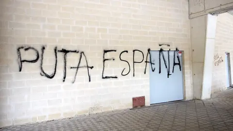 Pintadas contra la selección española en los exteriores del estadio de El Sadar. IÑIGO ALZUGARAY