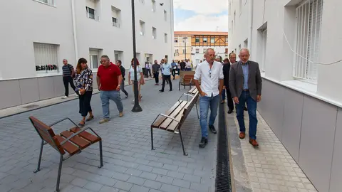 Visita de la Comisión y Gerencia de Urbanismo de Pamplona a las obras de reurbanización y regeneración del entorno urbano de la Colonia San Miguel, en el barrio de la Chantrea. IÑIGO ALZUGARAY