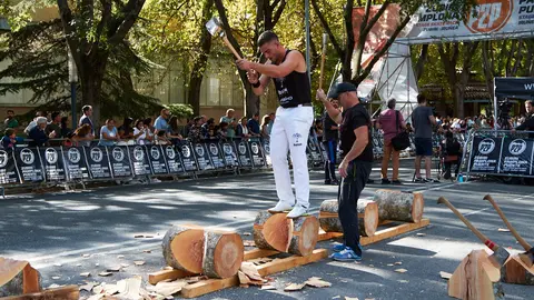 I edición de Txapeldunen Erronka, un reto en el aizkolari Iker Vicente ha intentado cortar una serie de troncos antes de que el patinador Nolan Beddiaf terminara la primera etapa de la P2P Skate Race quedando finalmente a un solo tronco de lograr su objetivo. IÑIGO ALZUGARAY