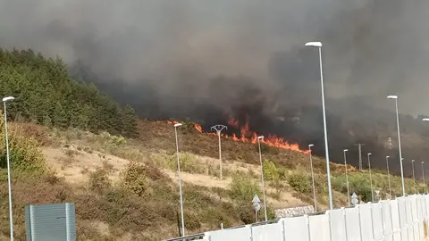 El monte Ezcaba, conocido cómo San Cristóbal, en llamas en su ladera con Pamplona. EMILIO LINARES