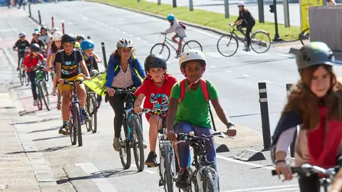 Unos 1.200 escolares han participado en la Bicicletada organizada dentro de las actividades de la Semana de la Movilidad del Ayuntamiento de Pamplona coincidiendo con la celebración del Día Europeo sin Coches. IÑIGO ALZUGARAY
