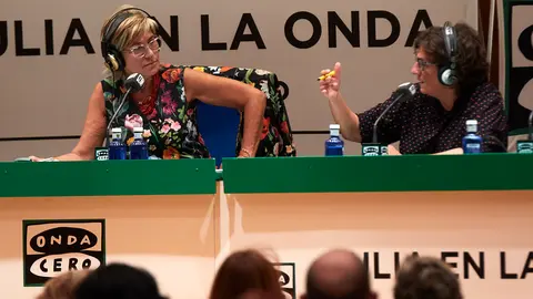 Programa radiofónico 'Julia en la Onda' de Julia Otero en el Planetario de Pamplona. IÑIGO ALZUGARAY